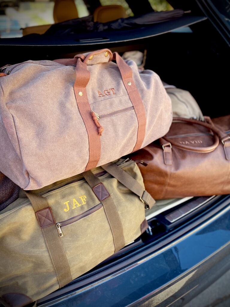este maletero esta lleno de estas ideales bolsas de viaje para una pequeña escapada de fin de semana al campo. personalizadas con tu nombre o inicial.