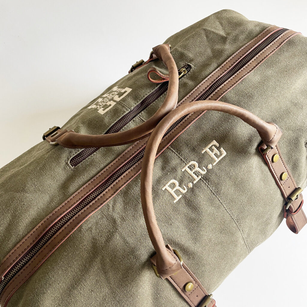 bolsa de viaje personalizada con  iniciales ideal para escapadas de fin de semana