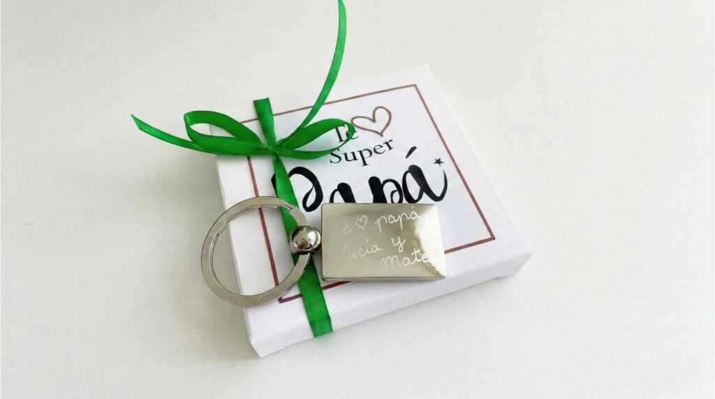 Llavero de acero inoxidable grabado a mano con letra de niños.