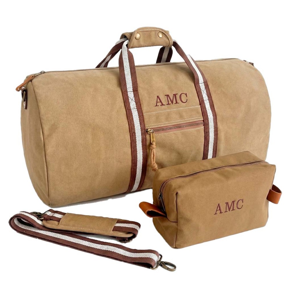 Conjunto de bolsa de deporte y neceser color arena con iniciales bordadas.