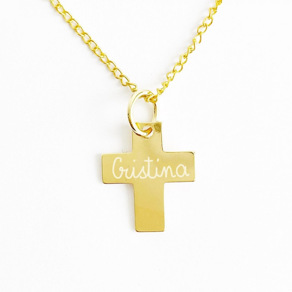 Cruz de oro personalizada con el nombre y cadena de oro fina.