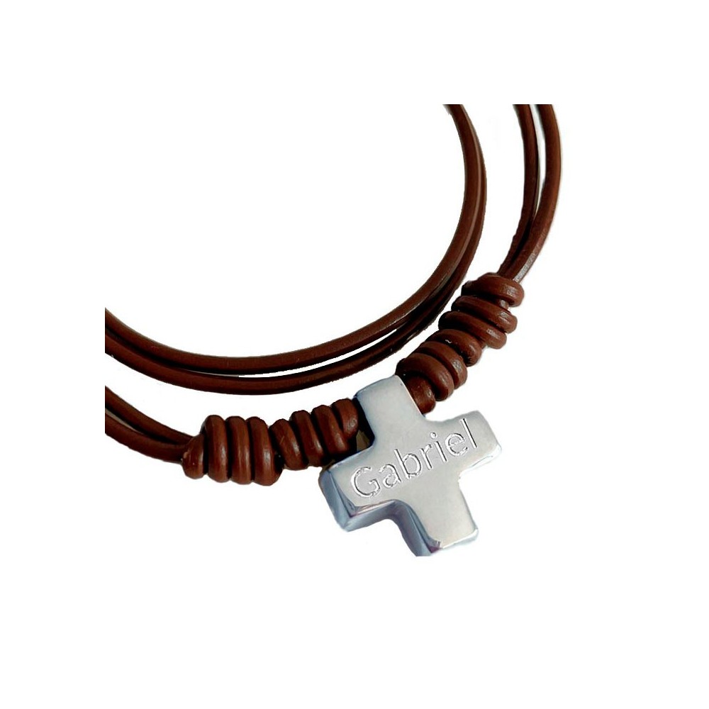 Pulsera de hombre de cuero marrón con cruz de plata gruesa grabada con el nombre.