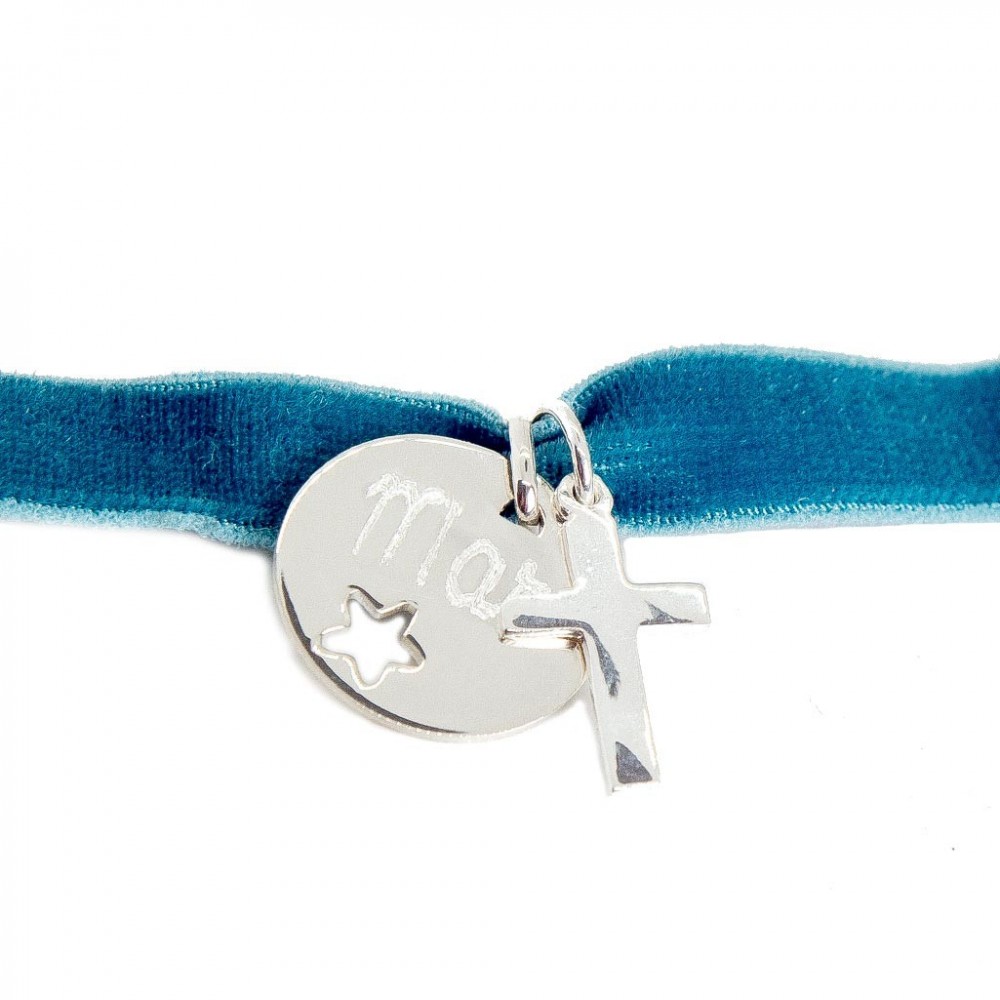 Choker de terciopelo azul petróleo con medalla de plata personalizada con el nombre y una cruz de plata colgante.