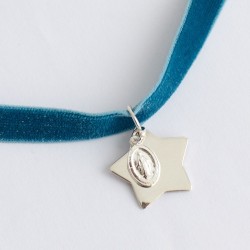 collar terciopelo con estrella de plata grabada con nombre