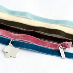 collar terciopelo con estrella de plata grabada con nombre