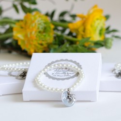 Pulseras de perlas con medalla y angel para invitados