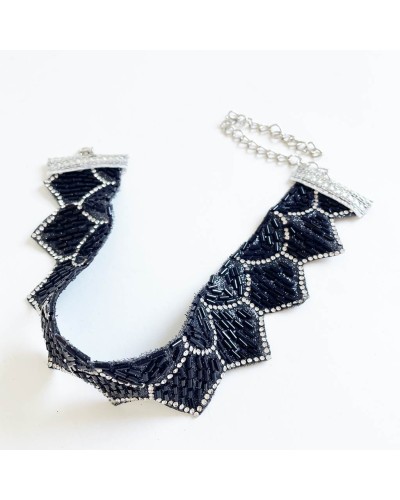 Gargantilla o choker de espejitos o cristalitos redondos.
