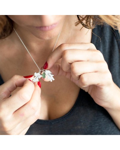 Collar con siluetas de plata para mamás
