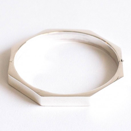 Brazalete de plata grabado con nombres