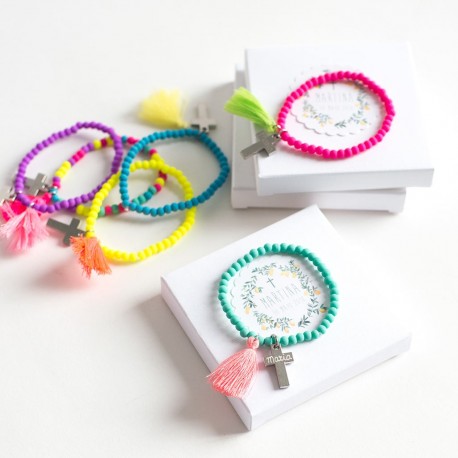 6 pulseras con cruz grabada para invitados