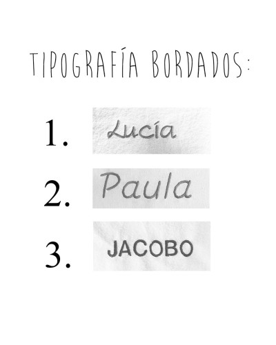 Cojín blanco con letra infantil
