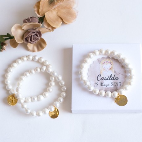6 pulseras de perlas con medallas doradas grabadas