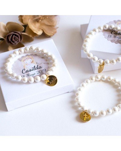 6 pulseras de perlas con medallas doradas grabadas