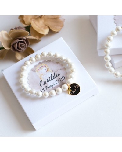 6 pulseras de perlas con medallas doradas grabadas