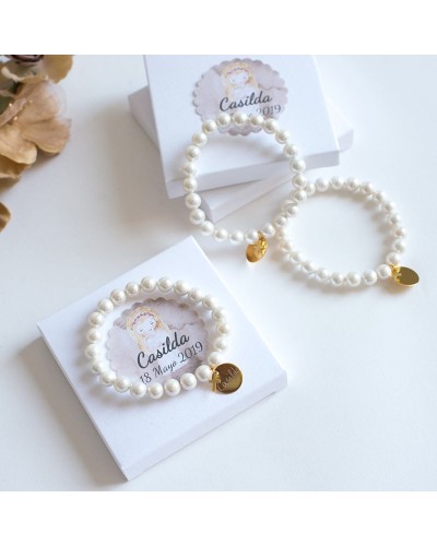 6 pulseras de perlas con medallas doradas grabadas