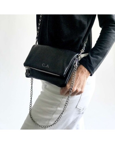 Bolso con dos cadenas e iniciales