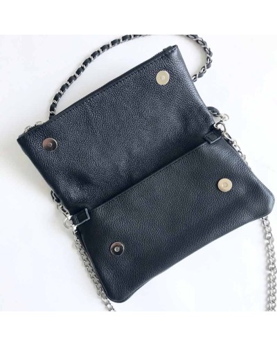 Bolso con dos cadenas e iniciales