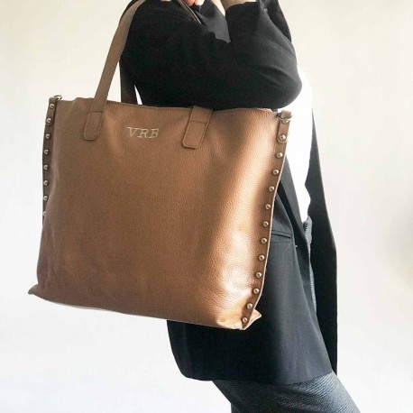 Bolso shopper de piel con tachuelas camel