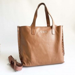 Bolso shopper de piel con tachuelas camel