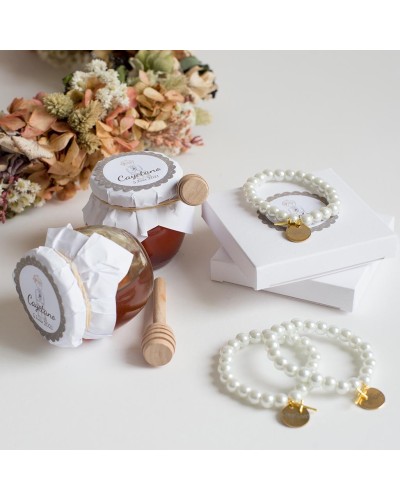 6 pulseras de perlas con medallas doradas grabadas