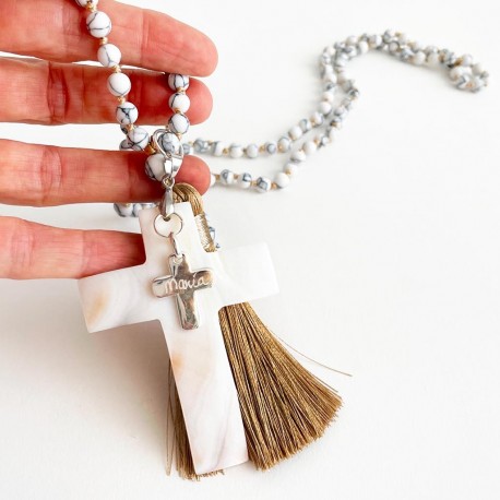 Pulsera de perlas con cruz de oro