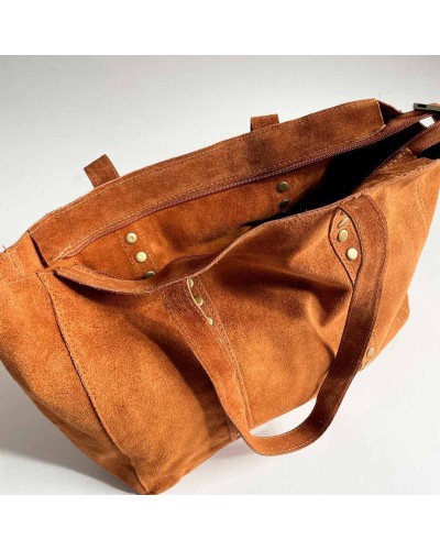 Bolso de ante Dakota con tachuelas e inicial