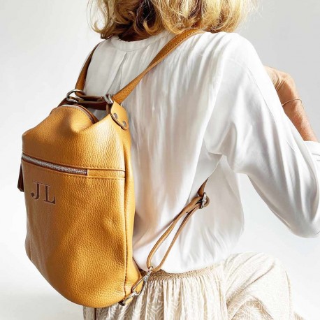 Bolso mochila de piel con iniciales