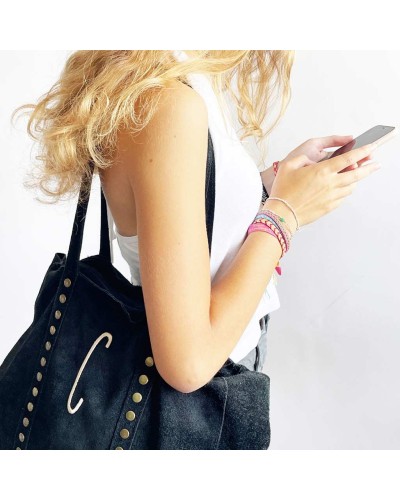 Bolso de ante Dakota con tachuelas e inicial