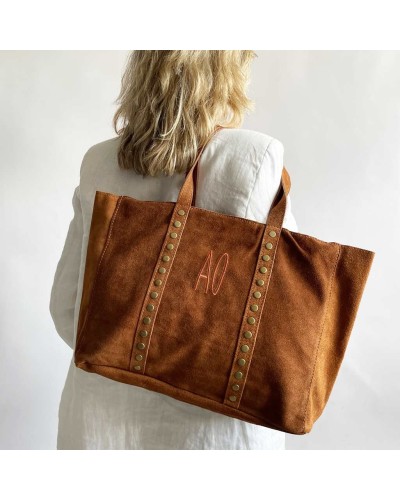 Bolso de ante Dakota con tachuelas e inicial