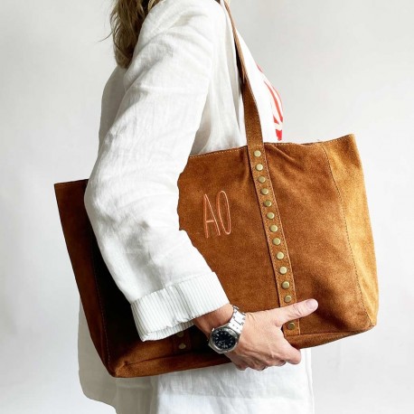 Bolso de ante Dakota con tachuelas e inicial