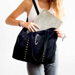 Bolso de ante Dakota con tachuelas e inicial