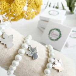 Pulseras de perlas con medalla y angel para invitados