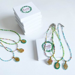 6 detalles para invitados Collares piedras colores con medalla