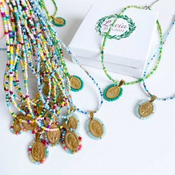 6 detalles para invitados Collares piedras colores con medalla