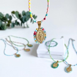 6 detalles para invitados Collares piedras colores con medalla