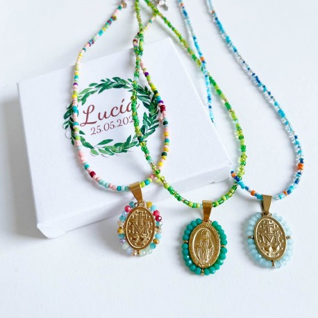 6 detalles para invitados Collares piedras colores con medalla