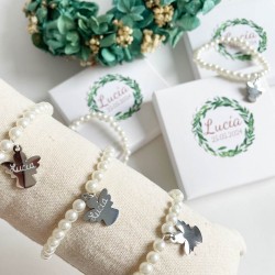 Pulseras de perlas con medalla y angel para invitados
