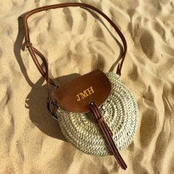 Bolso con iniciales redondo de rafia y solapa de cuero