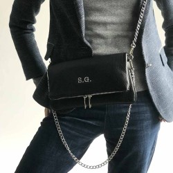 Bolso con dos cadenas e iniciales