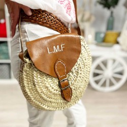 Bolso con iniciales redondo de rafia y solapa de cuero