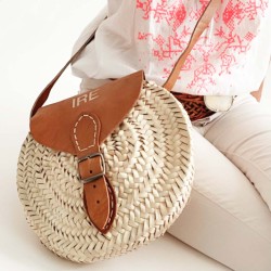 Bolso con iniciales redondo de rafia y solapa de cuero
