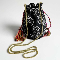 Bolso fiesta bombonera negra con flecos de colores