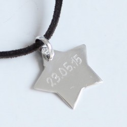 Collar con estrella de plata grabada