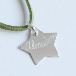 Collar con estrella de plata grabada