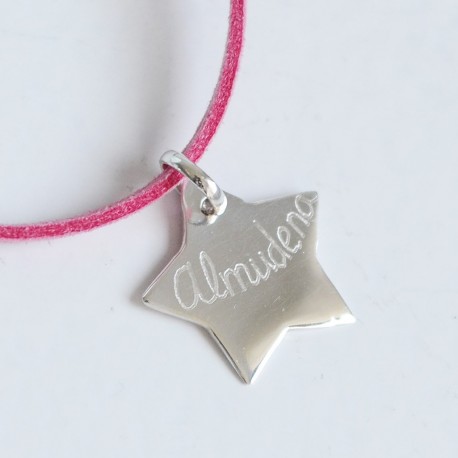 Collar con estrella de plata grabada