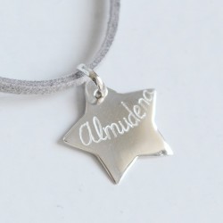 Collar con estrella de plata grabada
