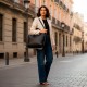 Bolso shopper con tachuelas e iniciales