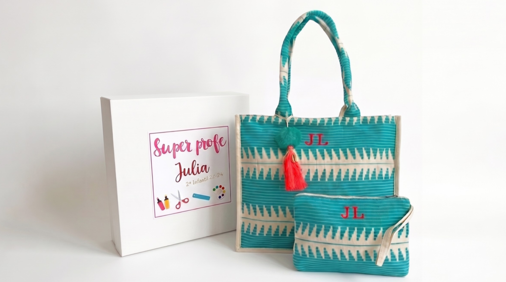 Kit de regalo para maestra con caja personalizada de "Super profe", un bolso de playa en color turquesa y las iniciales bordadas en coral, y un neceser de mano a juego con borla.